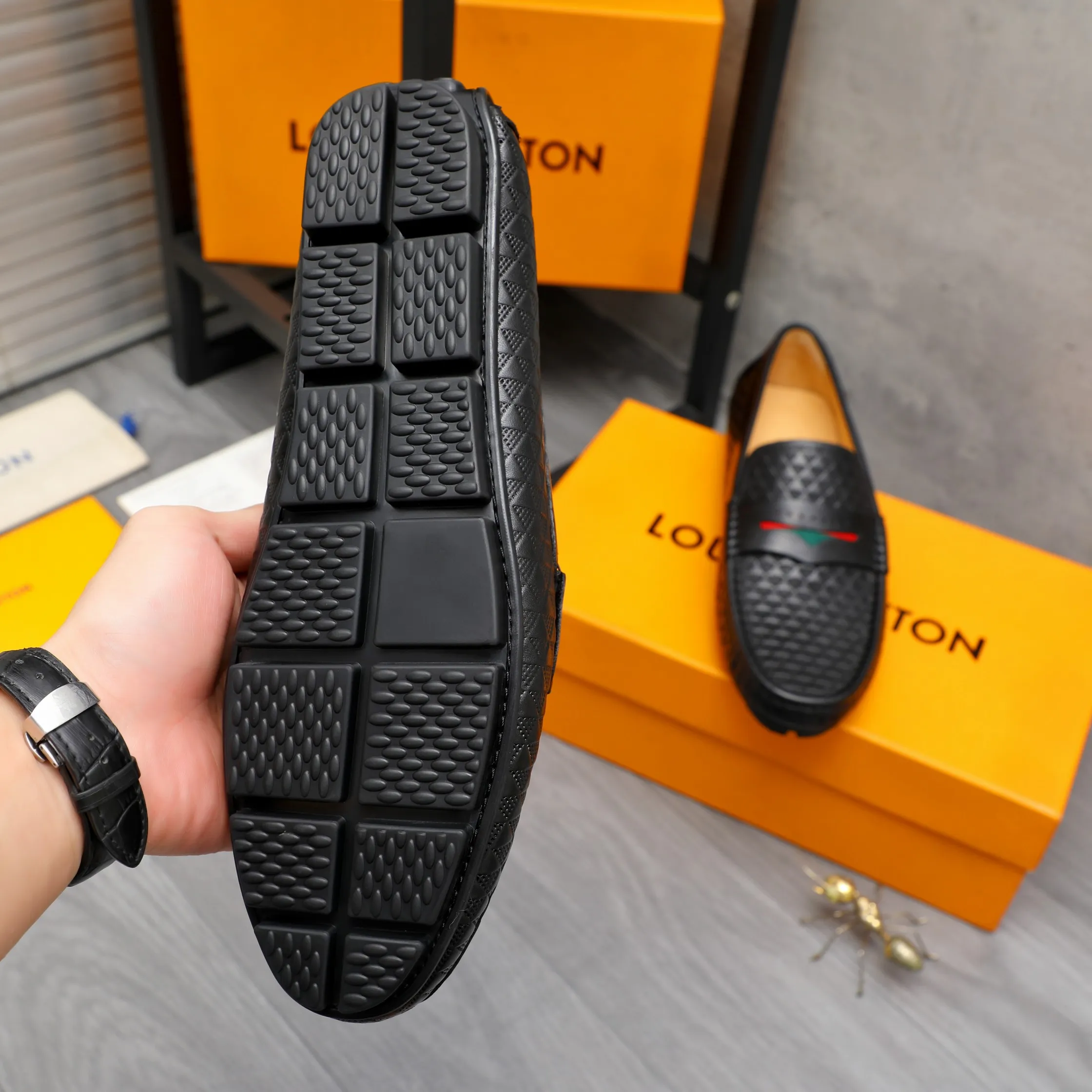 Men's shoes 💰360 Product trademark: LV "Louis Vuitton" casual slip-on men's shoes Regular size: 38-45 Product material: Selected embossed cowhide upper, pigskin lining, rubber outsole